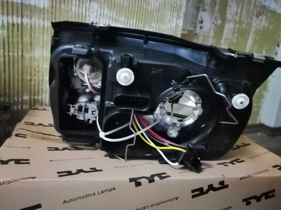 Фарове Бора Vw Bora фар Н3 Н4 с халоген