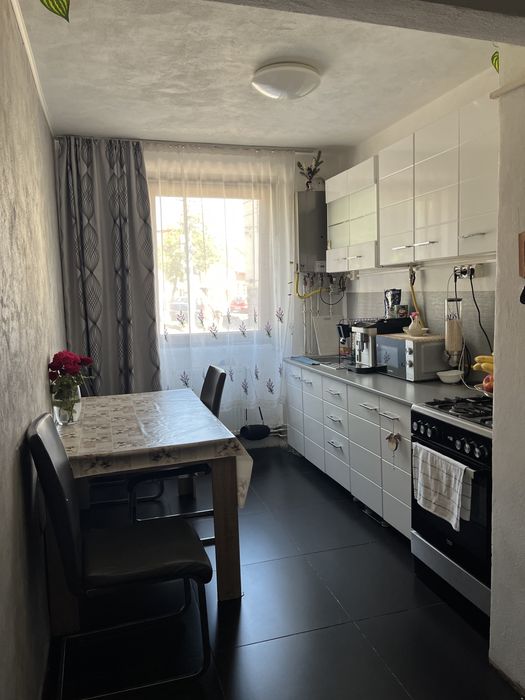 Vand apartament 2 camere bucatrie open-space zona ultra centrala ,parter mp 64 + boxa alimente bloc de caramida dotat cu centrala proprie,termopane