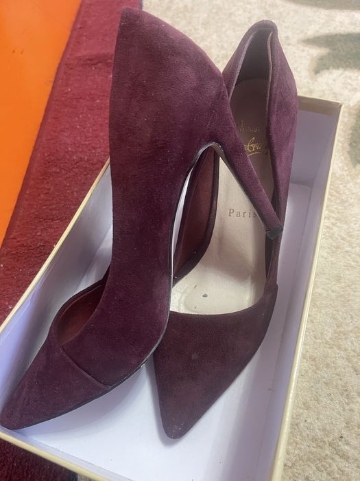 Киімдер аяқ киім сатылады.