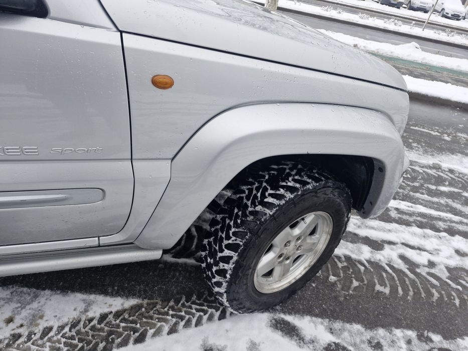 Jeep cherokee liberty 2.5
Motor 2.5 
Geamuri și oglinzi electrice 
Ac