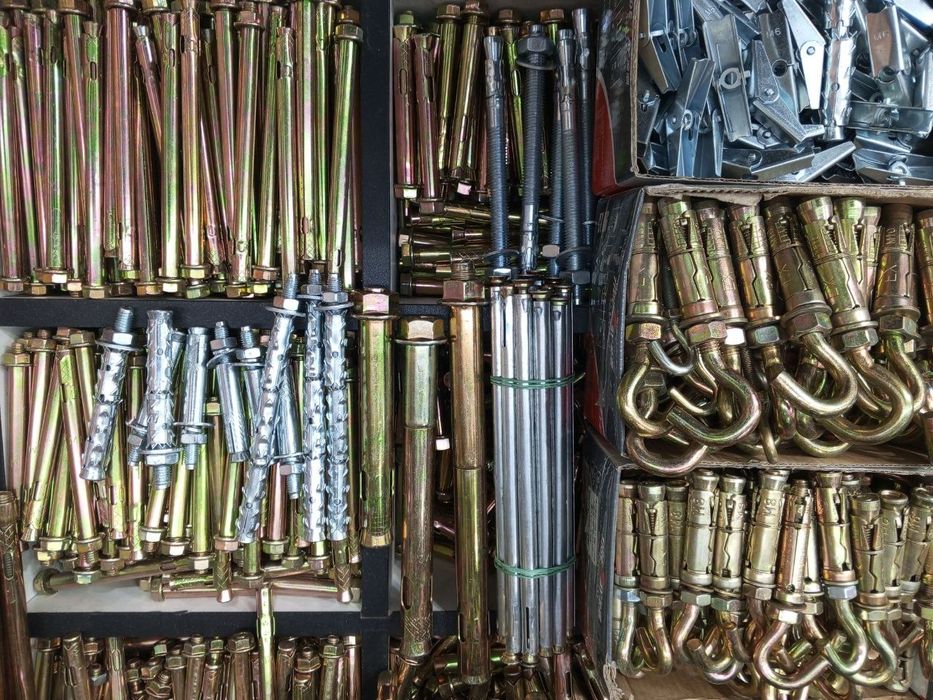 Анкерный болт с гайкой