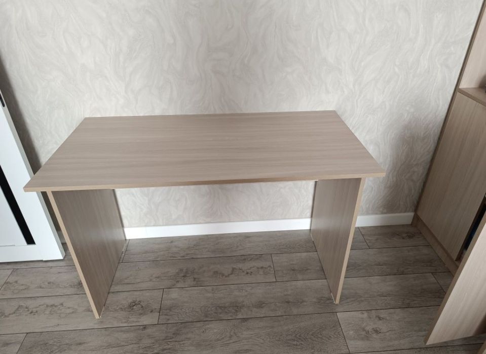 Продам новый стол и табуретки