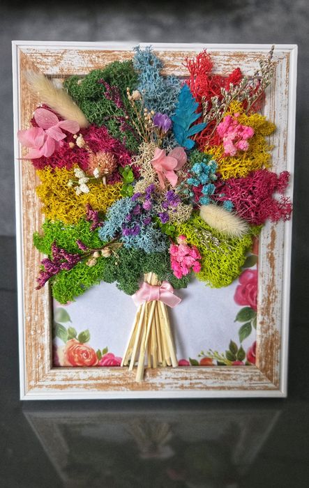 Красива картина букет за всеки повод декориран със скандинавски мъх