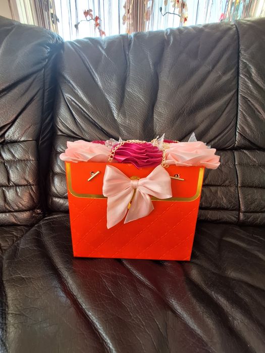 Cutie tip poșetă cu flori din satin