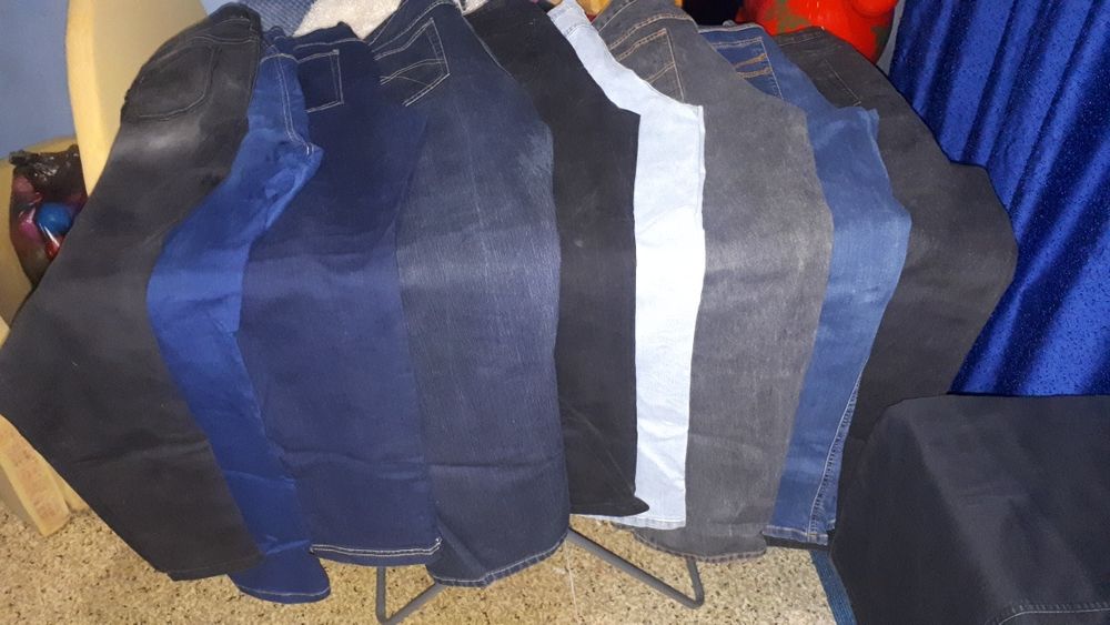 Джинсы разных цветов, джинсовые юбки.