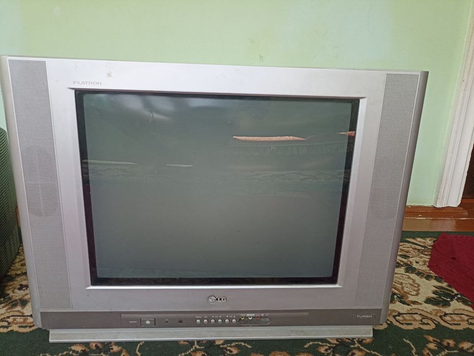 Televizorlar sotiladi 2 ta