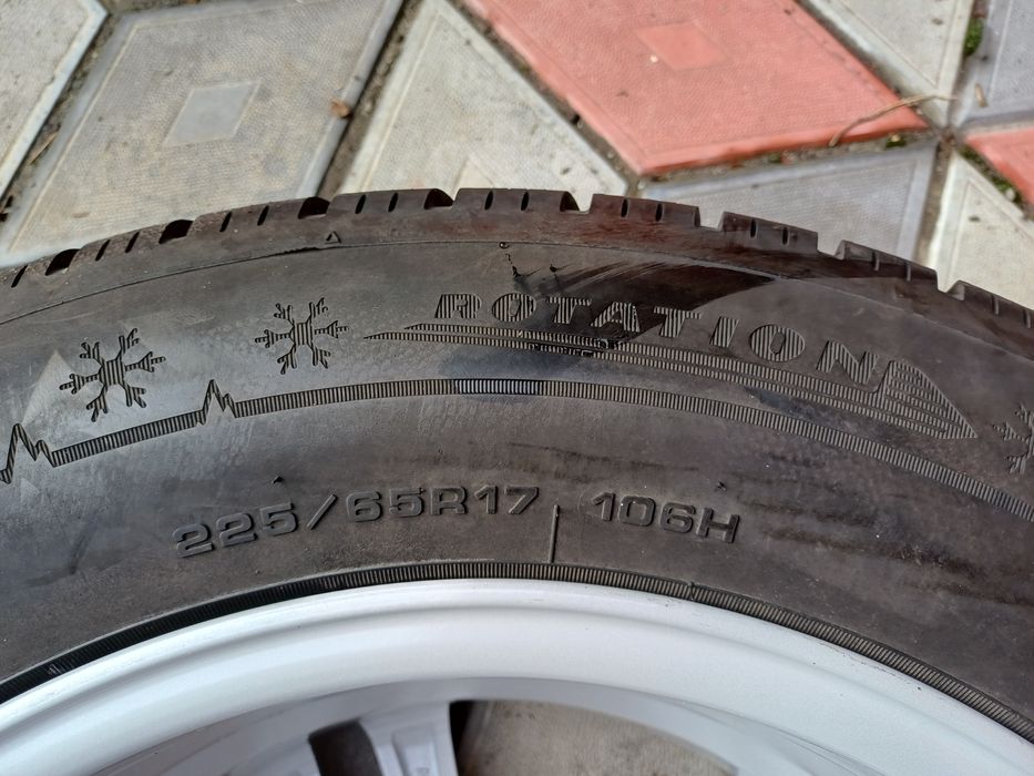 Vând 4 anvelope de iarna 225 65 r17 DUNLOP aproape noi