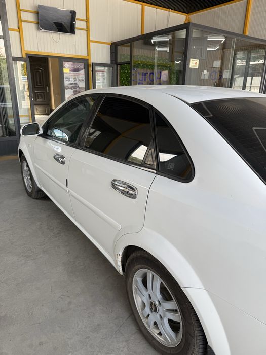 Srochna Lacetti 1.8 sotiladi