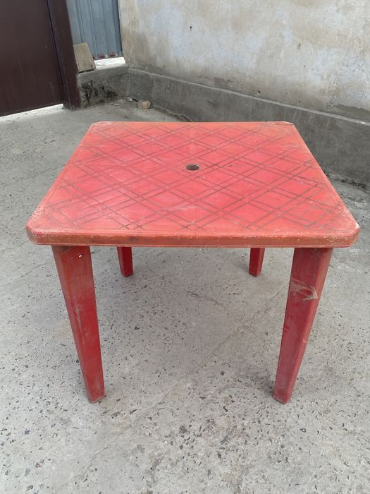 пластиковые стол и стулья