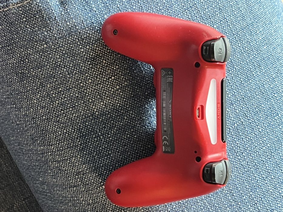 Vând manetǎ pentru consolǎ playstation