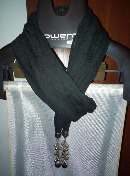 Шарф с декоративным украшением