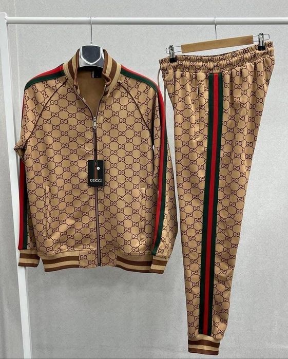 Compleu Gucci 
Marimi Xl
PRET REDUS 240 lei