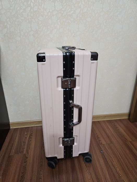 Чемодан новый качественный противоударный