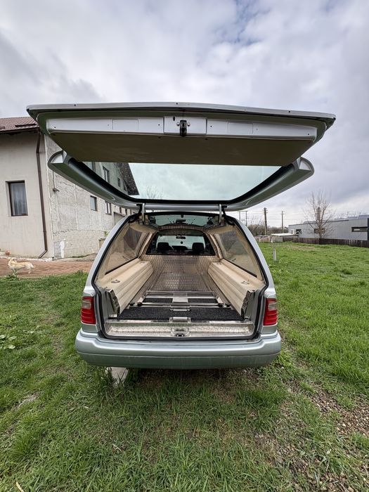 Vând mașina funerară Mercedes - Benz E 290