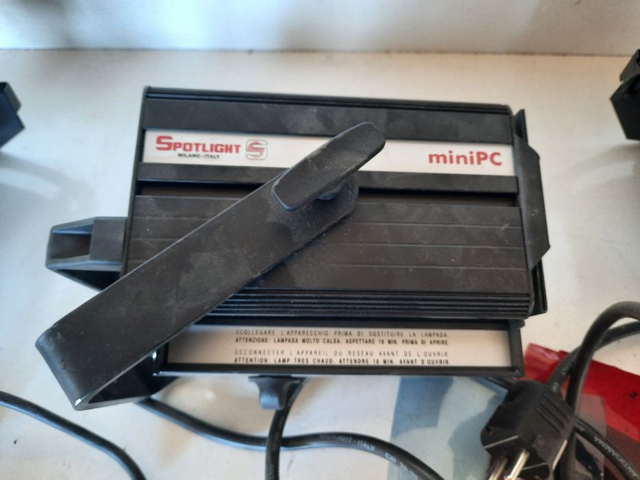 Прожектор MINI PC 300 W с 2 броя лампи за дискотечно осветление