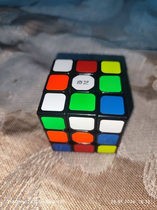 Кубик Рубик новый крутиться очень легко