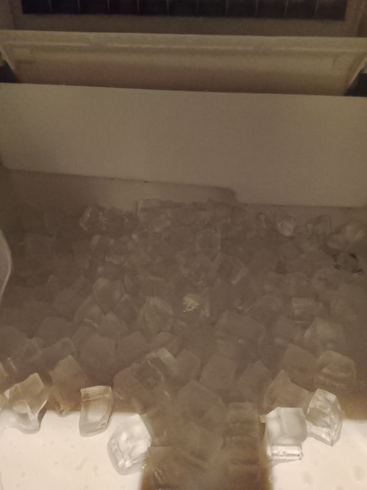 Готовый лёд на стакане