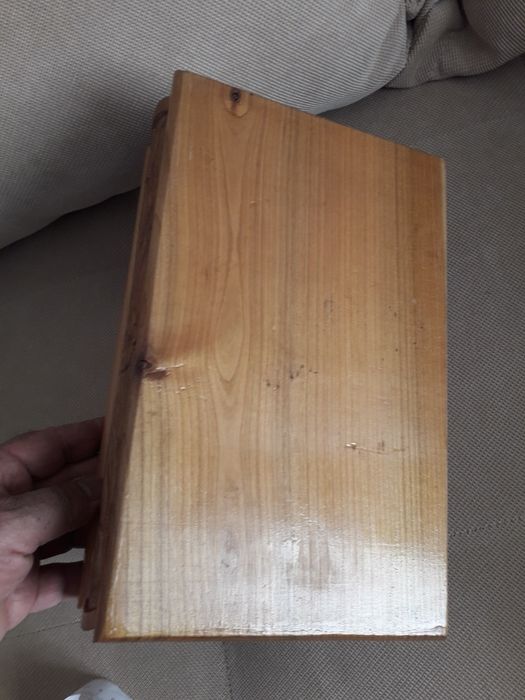 Tava sculptata din lemn masiv.