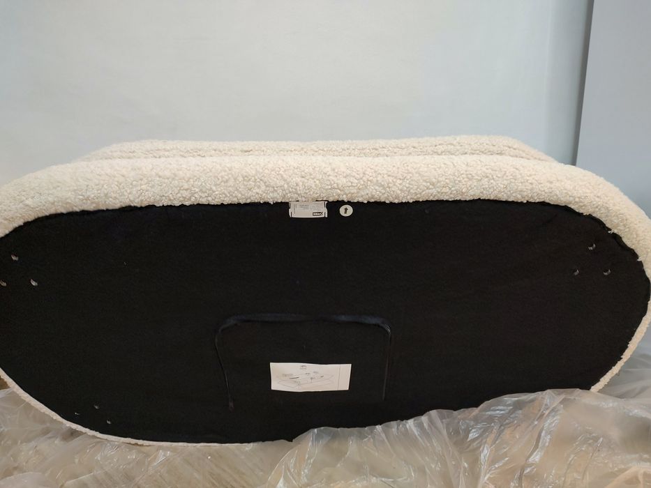 Vând canapea nouă, 2 locuri, alb-crem, material plușat