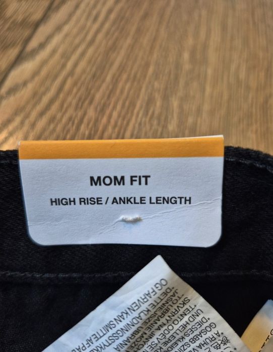 Blugi Mom Fit Negri Pull&Bear cu rupturi
