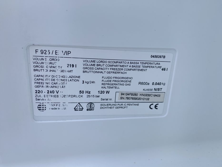 Син хладилник с камера