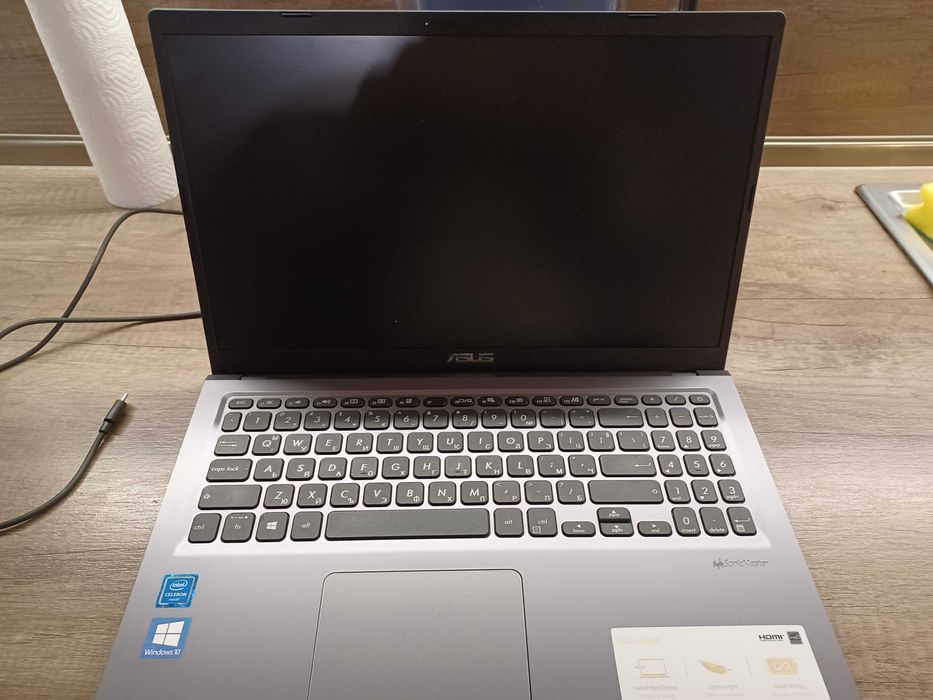 Лаптоп ASUS почти неизползван