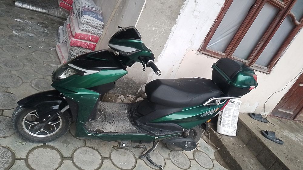 Skuter sotiladi yaxshi narx