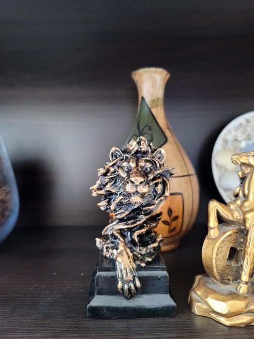 Статуэтка Льва...