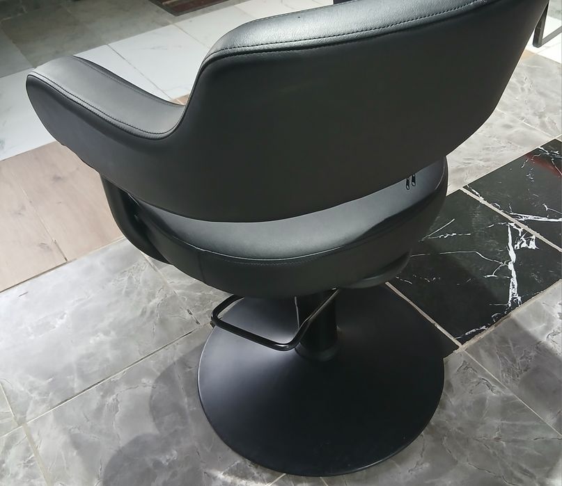 Парикмахерское кресло, и помощник парикмахера