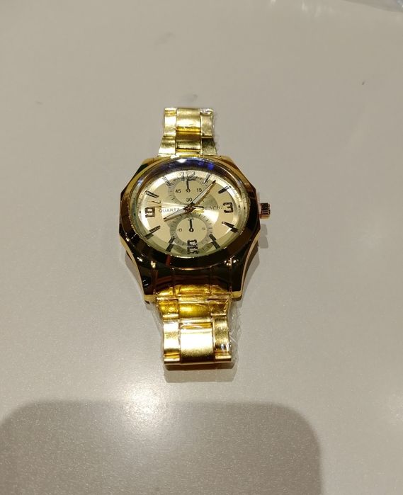 Yangi oltin rangli erkaklar qo‘l soati
Yangi holatda.
Juda chi