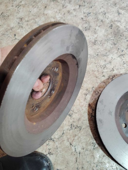 Продавам предни дискове За Хонда CRV3/2007-2012/