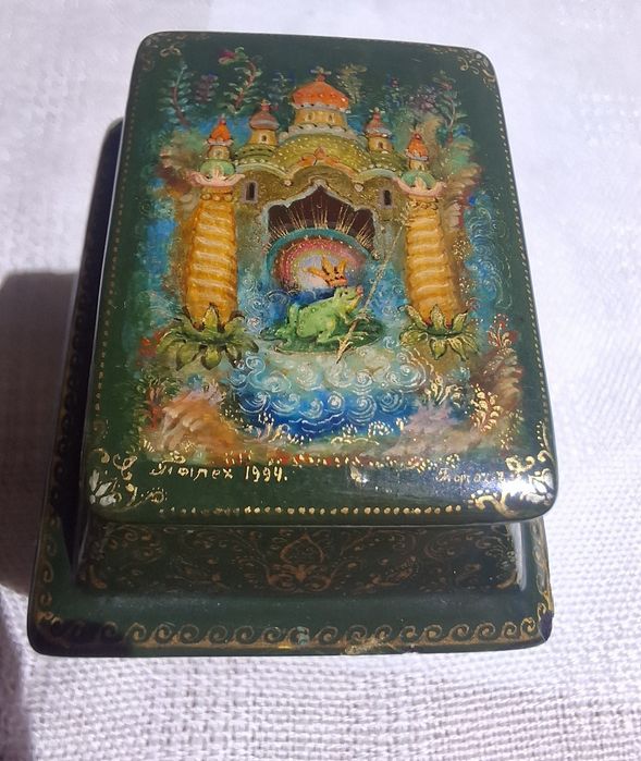 Casetă rusească autentică lac PALEKH 1994 – Pictată manual 5 laturi „Prințesa Broască”