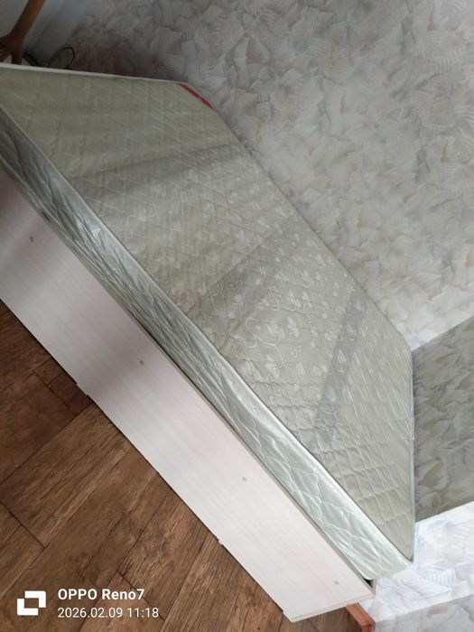 Кровать с матрасом