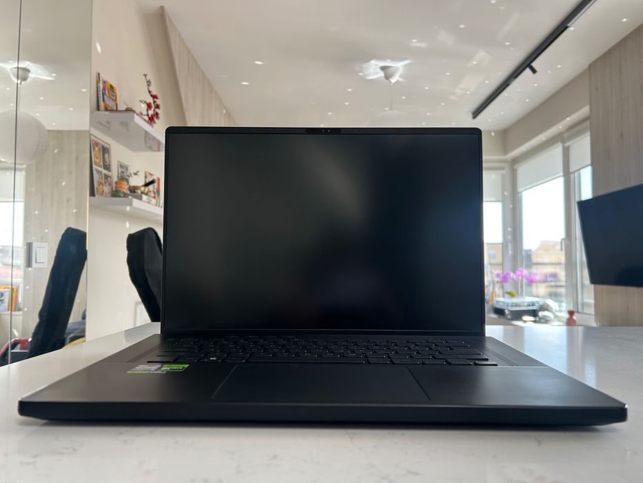 Продавам висок клас лаптоп ASUS ROG Zephyrus M16