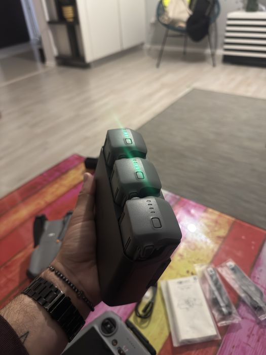 DJI Air 3 Fly More combo cu 3 baterii si controler ch display