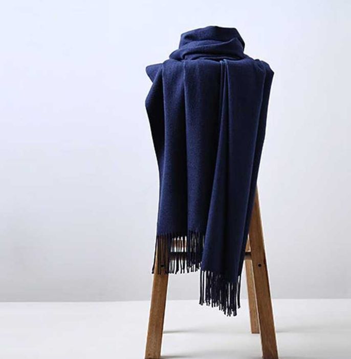 Dressman нов с етикет шал в тъмно синьо от 100 % вълна