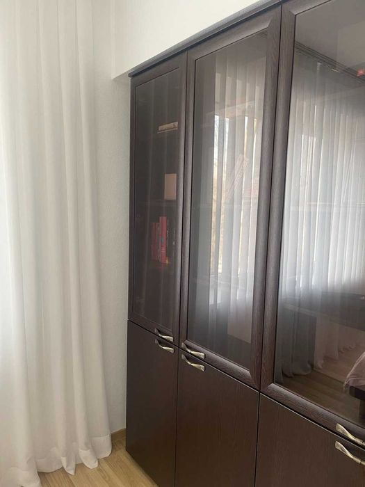 Шкаф-стеллаж стеклянный