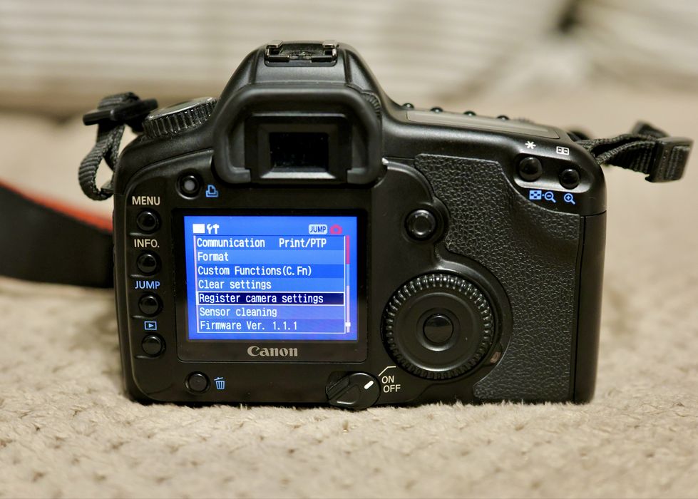 Canon EOS 5D Classic – 2 baterii + încărcător + card 2GB