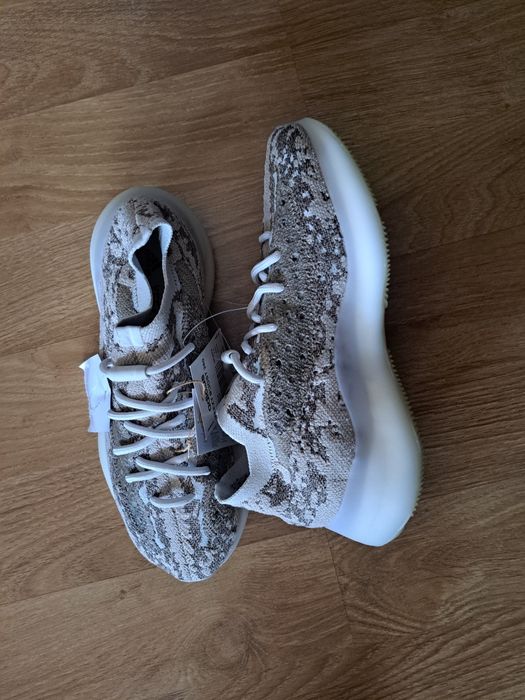 Vand adidas yeezy boost 380 pyrite  , noi 100% originali