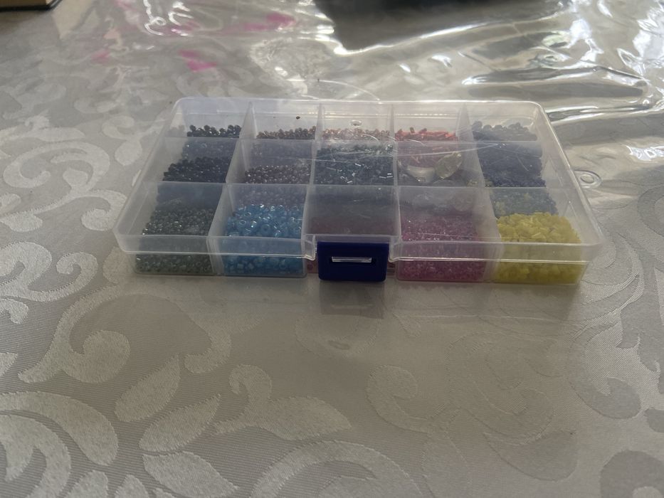 Продам коробку бисеров