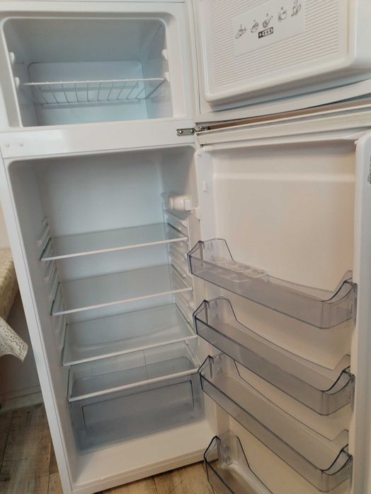 Хладилник с горен фризер Crown