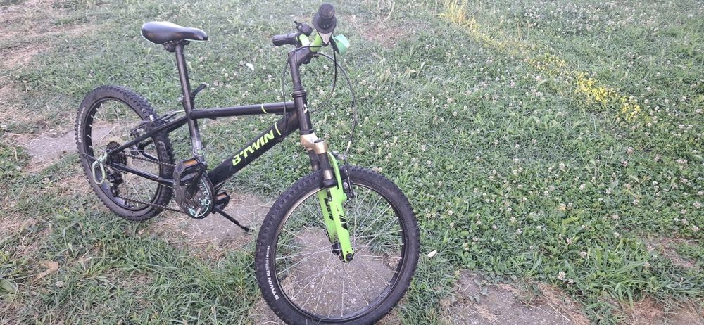 Bicicleta BT'WIN 26 inch cu suspensie numai in fata si are 6 viteze
