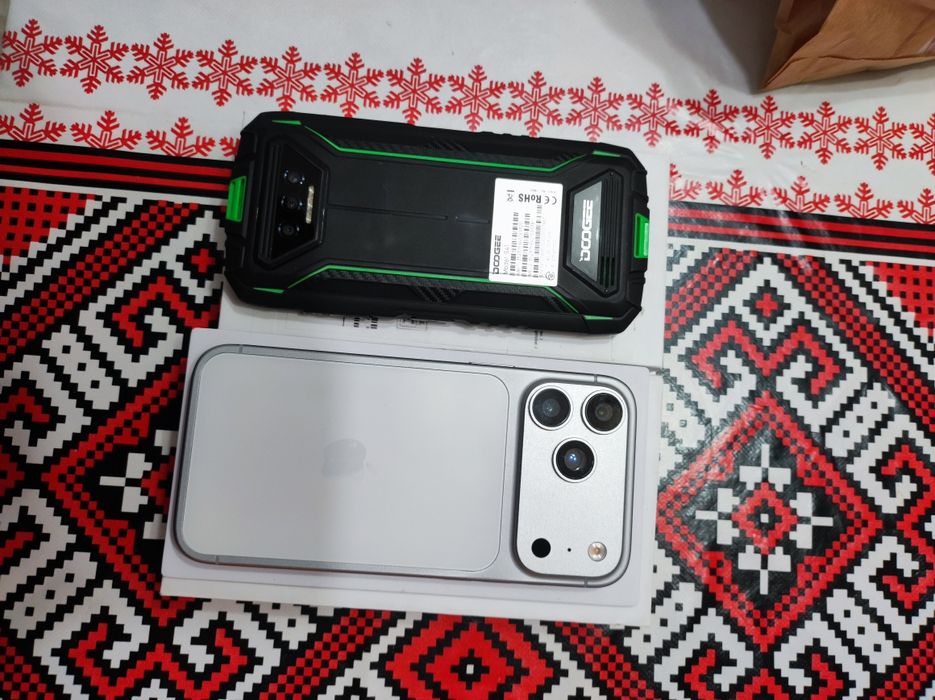 Telefon Dodge și iPhon.