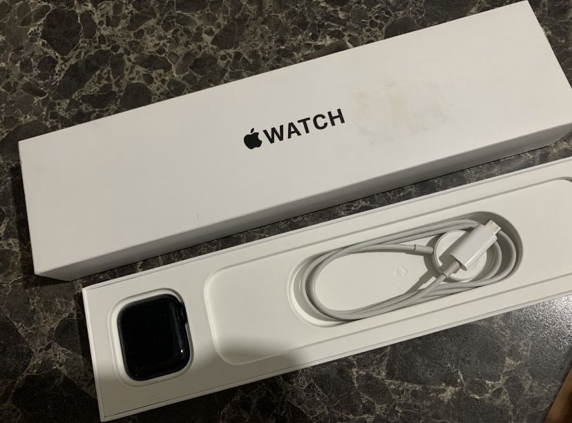 Продаю Apple Watch SE 40 мм
