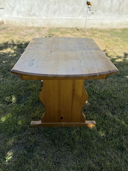 Дървена градинска маса