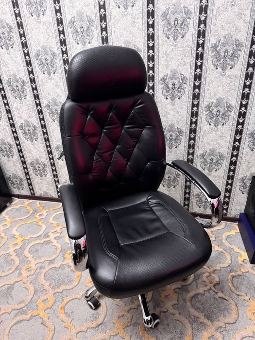 Kreslo   bilan     kampyuter   stol  sotiladi   holati.  zur  yangiday