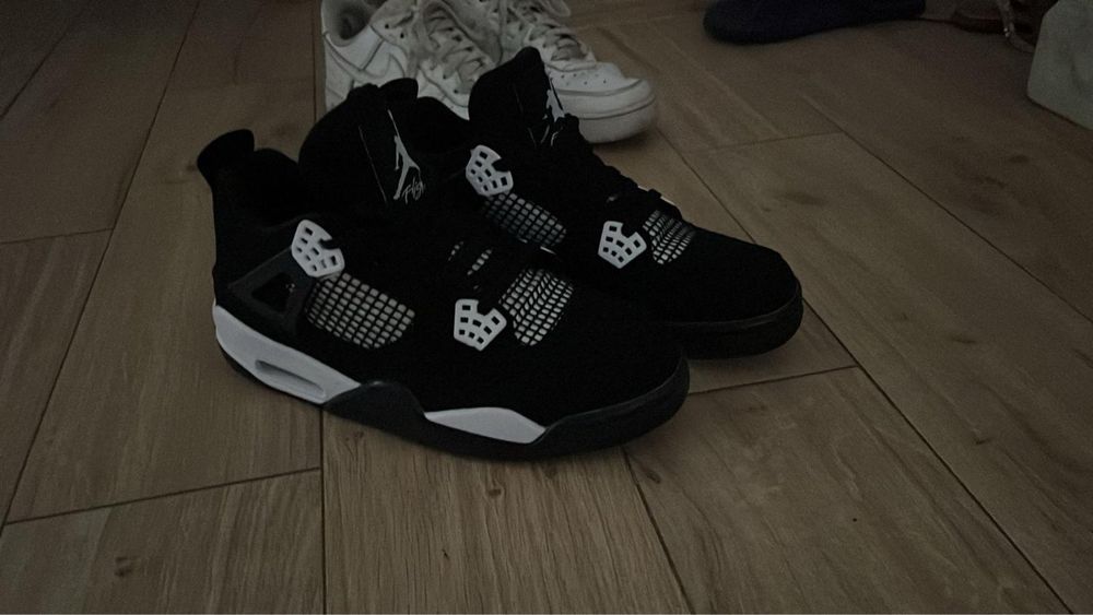 Jordan 4 white thunder