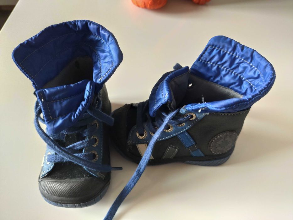 Детски боти и обувки.