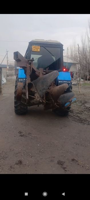 Belarus 1221.2  4 ko'rpus plugi bilan