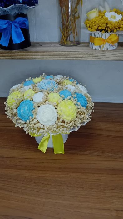 Aranjamente florale din ceară de soia și flori uscate
